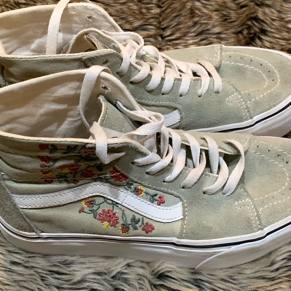 Vans Sk8-Hi Tapered Stackform Floral Embroidery Platform Shoes
Size 8.5